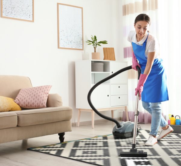 Woman,Hoovering,Carpet,In,Living,Room.,Cleaning,Service